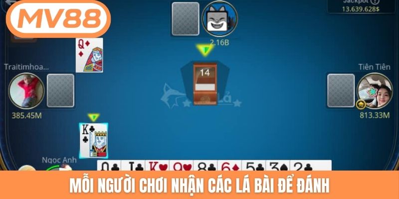 Mỗi người chơi nhận các lá bài để đánh