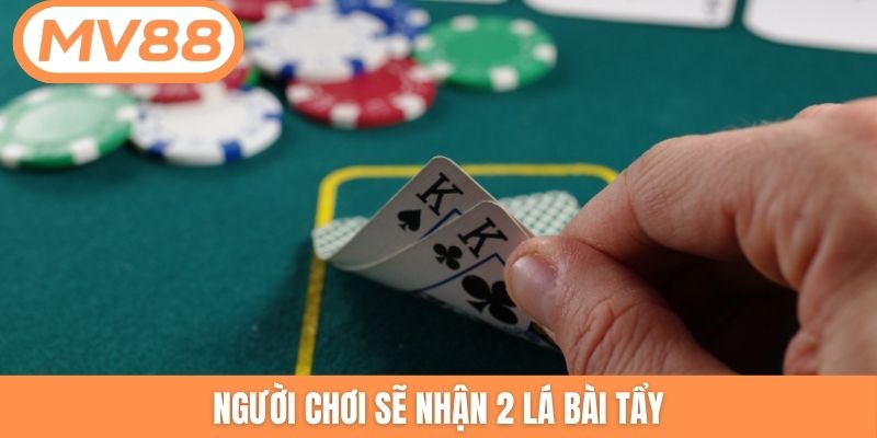 Người chơi sẽ nhận 2 lá bài tẩy